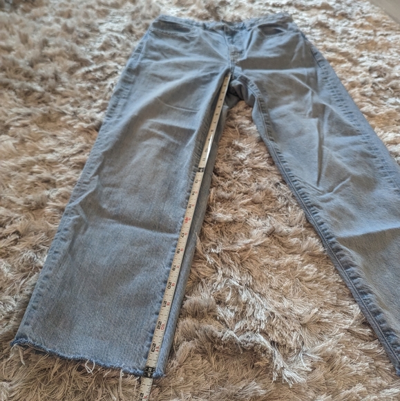 Uniqlo Mom High Waisted Cropped Light Wash Blue Jeans 25 - Picture 8 of 8